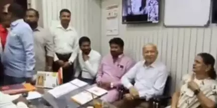 उत्तर सोलापूर: बार असोसिएशनच्या निवडणुकीत माजी केंद्रीय गृहमंत्री सुशीलकुमार शिंदेंनी बजावला मतदानाचा हक्क...