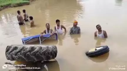 लालगंज: बरी गांव के सुसुआड़ नाले पर बनी पुलिया से अनियंत्रित ट्रैक्टर-ट्राली 10 फीट नीचे गिरी, चालक बाल-बाल बचा