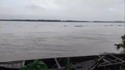 দাঁতন ১: সুবর্ণরেখা নদীর জল বেড়ে মহেশপুর  সহ একাধিক এলাকায় জলের তলায় চাষ জমি