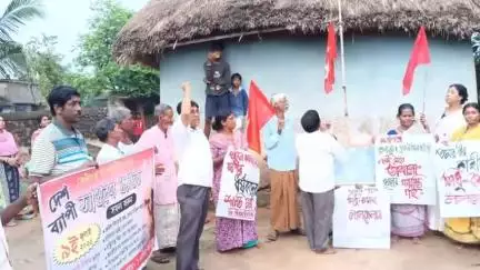 কেতুগ্রাম ১: কেতুগ্রামের পালিটার আদিবাসী মহল্লায় পালিত হল হুল দিবস, মাল্যদান করে বীর শহিদদের শ্রদ্ধা জানালেন CPI(M)-এর নেতাকর্মীরা