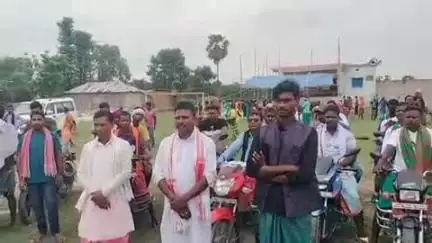 फलका: दरमाही गांव में हुल दिवस पर सिद्दो कान्हू, तिलका मुर्मू, बिरसा मुण्डा को तैल्य चित्र माला अर्पित कर किया गया याद