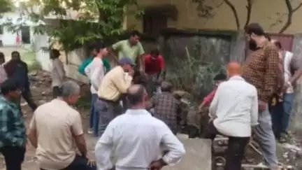 कोटा: रतनपुर वार्ड क्र4 के 20 फीट गहरे कुएं में गिरे सांड को नगरवासियों ने घंटों मेहनत के बाद सकुशल बाहर निकाला