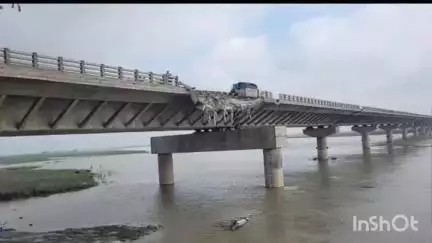 चौसा: चौसा प्रखंड के फुलौत में निर्माणाधीन पुल की रेलिंग टूटकर नदी में गिरी, वीडियो वायरल