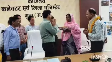 गुना: कलेक्ट्रेट में कलेक्टर ने सेवानिवृत्त शासकीय सेवकों का सम्मान कर दी विदाई