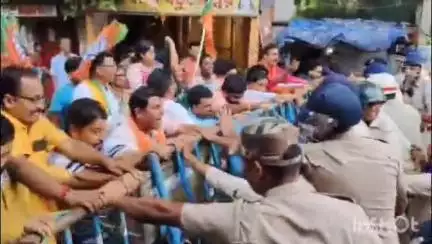 খাতড়া: বিজেপি কর্মীদের মিথ্যা কেস দেওয়ার অভিযোগে খাতড়া থানা ঘেরাও কর্মসূচিতে বিজেপি কর্মীদের বিক্ষোভে ভাঙল পুলিশের বেরিকেড