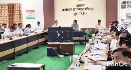 गुना: गुना की बदलेगी तस्वीर: ड्रोन से सर्वे, थीम रोड और आवारा पशुओं पर होगा एक्शन, कलेक्टर ने समय सीमा बैठक में कहा