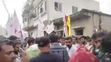 কালীগঞ্জ: মোলান্দি গ্রামে বোমা বাজিতে মৃত তামান্নার মা-বাবাকে নিয়ে পথে নামল DYFI , দোষীদের ফাঁসি চাইলেন তামান্নার মা