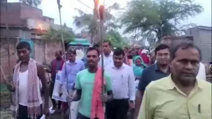 चेवाड़ा: लहना गांव में प्रखंड विकास पदाधिकारी के नेतृत्व में मतदाता जागरूकता के लिए निकली मशाल रैली, वोटर हुए जागरूक