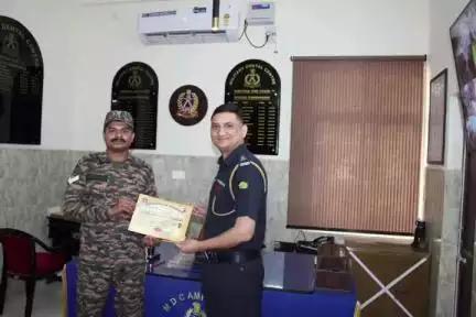 पचोर: ऑपरेशन सिंदूर में भाग लेने वाले सैनिक दीपक नागर को लेफ्टिनेंट कर्नल भंडारी ने प्रशस्ति पत्र देकर सम्मानित किया