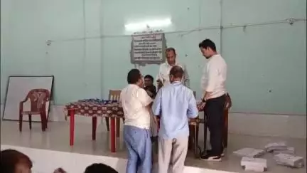 चेवाड़ा: चेवाड़ा के अंबेडकर भवन में बीएलओ के बीच गणना प्रपत्र का वितरण किया गया