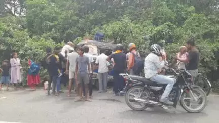 लालगंज: करतहा थाना क्षेत्र के घटारों चौक के पास हाइवा ने यात्री भरी टेंपो को मारी टक्कर