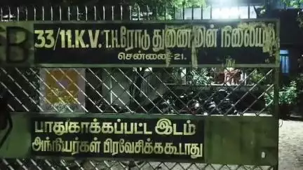 தண்டையார்பேட்டை: தண்டையார்பேட்டை மின்சார வாரிய அலுவலகத்தில் ராயபுரம் தொகுதியில் மின்சாரம் இல்லாததால் பொதுமக்கள் முற்றுகையிட்ட ஆர்ப்பாட்டம்#local issue#