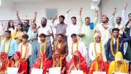 गोला: बड़हलगंज के खडेसरी स्थित मानव शिक्षा सेवा संस्थान के साईं वाटिका मैरेज हॉल में सामूहिक विवाह समारोह का आयोजन हुआ