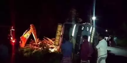 പുനലൂർ: കുളത്തൂപ്പുഴ ഡീസന്റ് മുക്കിൽ തടിലോറി നിയന്ത്രണം വിട്ട് തലകീഴായി മറിഞ്ഞ് അപകടം