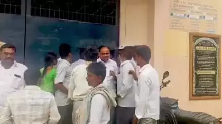 మార్కాపురం: పట్టణంలోని సబ్ జైల్‌లో ఉన్న చిన్న గుడిపాడు సర్పంచ్ పవన్ చౌదరిని పరామర్శించిన ఎమ్మెల్యే తాటిపర్తి చంద్రశేఖర్