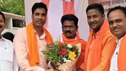 आर्णी: शहरातील प्रहारच्या माजी जिल्हाप्रमुखाणे घेतला धनुष्यबाण हाती; पालकमंत्र्यांच्या उपस्थितीत केला शिवसेनेत पक्ष प्रवेश