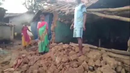 बेरो: इटकी प्रखंड में मूसलाधार बारिश से दो मकान ढहे, लोग जान जोखिम में डालकर रहने को मजबूर