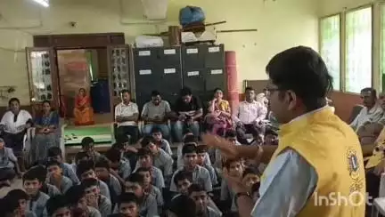 खालापूर: रसायनी महिला उद्योग मंडळाच्या शाळेतील विध्यार्थ्यांना व पालकांना स्वाध्याय पुस्तिकेचे वाटप