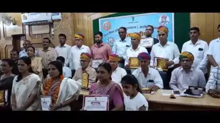 कोलायत: झझु के शिक्षक किसनाराम व उनकी पत्नी को शिक्षा विभाग ने किया सम्मानित, 13 प्रेरक भी कार्यक्रम में पुरस्कृत हुए