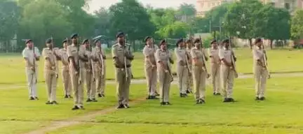 आज दिनांक:-03.06.2025 को दिन मंगलवार को पुलिस पदाधिकारी एवं कर्मियों में अनुशासन बनाए रखने हेतु पुलिस केन्द्र, कटिहार में पुलिस उपाधीक्षक (रक्षित) के नेतृत्व में जनरल परेड का आयोजन किया गया।