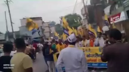 किशनगंज

#बिहार_में_भी_केजरीवाल_यात्रा के तहत बिहार प्रदेश अध्यक्ष Rakesh Kumar Yadav  ने कहा 
स्मार्ट मीटर से बिहार की जनता को लूटा जाता है। वहीं दिल्ली-पंजाब में बिजली मुफ्त मिलती है। शिक्षा और स्वास्थ्य सुविध