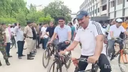 शिवहर: शिवहर से डुब्बा पुल तक डीएम-एसपी ने साइकिल रैली निकालकर लोगों को मतदान के प्रति जागरूक किया