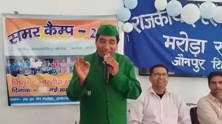 #राइका मरोड़ा टिहरी गढ़वाल के भाषाई समर कैंप में छात्रों का टक टकाटक कमला गीत गाकर #मनोरंजन कराते हुए वृक्षमित्र डॉ सोनी