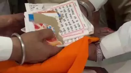 ਅੰਮ੍ਰਿਤਸਰ 2: ਦੇਰ ਰਾਤ ਸ਼੍ਰੀ ਹਰਿਮੰਦਰ ਸਾਹਿਬ ਦੇ ਨਜ਼ਦੀਕ ਇੱਕ ਵਿਅਕਤੀ ਵੱਲੋਂ ਗੁਟਕਾ ਸਾਹਿਬ ਦੀ ਬੇਅਦਬੀ ਕਰਨ ਦੀ ਕੀਤੀ ਗਈ ਕੋਸ਼ਿਸ਼