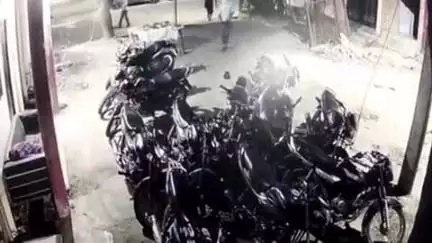 रुद्रपुर: रुद्रपुर की आवास विकास में बाइक चोरी की घटना सीसीटीवी कैमरे में कैद, सोशल मीडिया पर हो रही वायरल