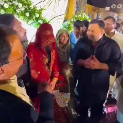 Khan Sir के रिसेप्शन में पहुंचे तेजस्वी यादव 
तेजस्वी यादव के कॉपी किया खान सर 
#khansir #patna #mahua #tejswiyadav