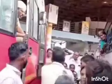ಹುಮ್ನಾಬಾದ್: ಪಟ್ಟಣದ ಕೇಂದ್ರ ಬಸ್ ನಿಲ್ದಾನದಲ್ಲಿ ಚಾಲಕ, ನಿರ್ವಾಹಕ, ಪ್ರಯಾಣಿಕರ ಮಧ್ಯ ಮಾತಿನ ಚಕಮಕಿ 
#video viral