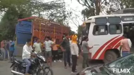 मुरैना: गंजरामपुर मोड़ के पास बस और मैक्स गाड़ी की टक्कर में एक दर्जन लोग घायल, अस्पताल में भर्ती