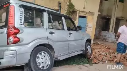 मुरैना नगर: पुलिस परेड ग्राउंड के समीप अनियंत्रित होकर सरकारी क्वार्टर में जा घुसी स्कॉर्पियो, बड़ा हादसा टला