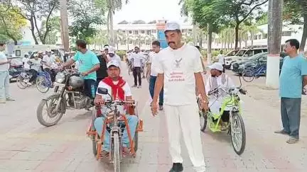 समस्तीपुर: समस्तीपुर समाहरणालय परिसर से मतदाता जागरूकता के लिए शहर में निकाली गई साइकिल रैली