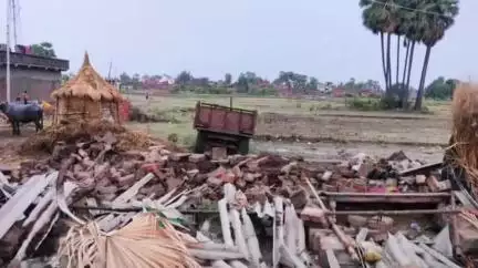 पकरीबरावां: एरूरी गांव में तेज आंधी में करकट लगी गौशाला ध्वस्त, बुजुर्ग की हुई मौत व 3 अन्य घायल