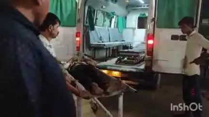 बिंदकी: नगुवापुर मोड़ के समीप खजुहा-पहुर मार्ग पर अज्ञात वाहन की टक्कर से दावत खाकर लौट रहे बाइक सवार 2 लोग हुए गंभीर घायल