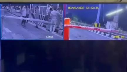 गाजियाबाद:भोजपुर टोल प्लाजा पर हंगामा,कार सवारों ने टोल कर्मियों को पीटा,टोल देने को लेकर हुआ विवाद।
#news #viral
