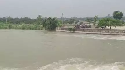 बैरिया: मथौली नहर में डूबे युवकों का पता नहीं चला, दूसरे दिन भी एसडीआरएफ का इंतजार