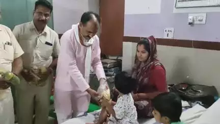सामुदायिक स्वास्थ्य केंद्र पृथ्वीपुर में पूर्व विधायक डॉक्टर शिशुपाल यादव ने मरीजो को किए फल वितरित