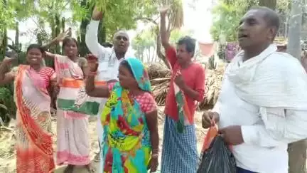 नालंदा कांग्रेस पार्टी के कार्यकर्ता ने घर-घर जाकर कांग्रेस पार्टी का झंडा लगाने एवं माय बहन योजना बारे में जानकारी दिया