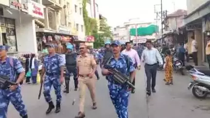 शिरपूर: बकरी ईद सणाच्या पार्श्वभूमीवर  मदिना मोहल्यासह शिरपूर शहरात शहर पोलिस दलाकडून भव्य रूटमार्च