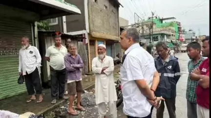 শিলচর: লক্ষীপুরের পয়লাপুলে অগ্নিকাণ্ডে ক্ষয়ক্ষতির খোঁজ খবর নেন মন্ত্রী কৌশিক রাই