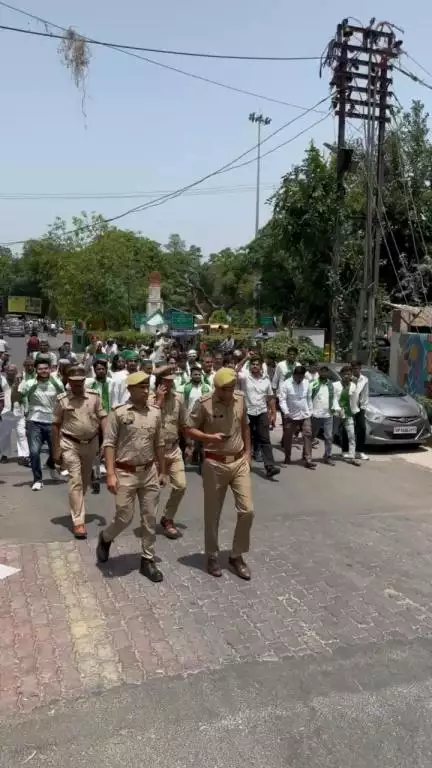 किसानो को उनकी  जमीनों का सही मुआवजा दिलाने के लिए कमिश्नरी पर धरना प्रदर्शन ..
 #kisaan andolan
#bku
#publicapp @dmmeerut