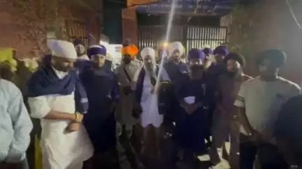 ਅੰਮ੍ਰਿਤਸਰ 2: ਦਰਬਾਰ ਸਾਹਿਬ ਦੇ ਬਾਹਰ ਰਾਤ ਹੋਈ ਬੇਅਦਬੀ ਮਾਮਲੇ ਚ ਦੇਰ ਰਾਤ ਥਾਣਾ ਬੀ ਡਿਵੀਜ਼ਨ ਦੇ ਬਾਹਰ ਸਿੱਖ ਜਥੇਬੰਦੀਆਂ ਨੇ ਪਹੁੰਚ ਕੇ ਜਤਾਇਆ ਰੋਸ