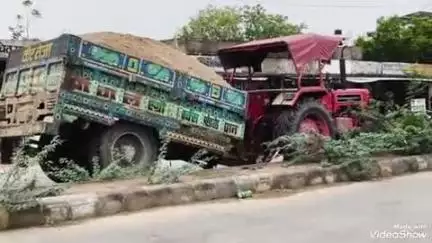 मालपुरा: शहर के अस्पताल रोड पर बीच सड़क पर बजरी से भरे ट्रैक्टर-ट्रॉली का टूटा जॉइंट, बड़ा हादसा टला