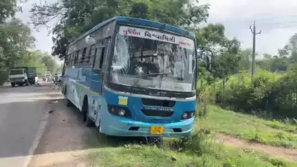 બોડેલી: નસવાડી બોડેલી હાઇવે પર ગોવિંદપુરા ગામ પાસે ટ્રક અને સરકારી એસટી બસ વચ્ચે અકસ્માત થયો