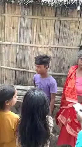 yah baccha Mela mein aaya hai isase nagma gaon mein hai jila Sitamarhi thana dumra mein ladka ek aaya hai