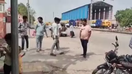मारवाड़ जंक्शन: मारवाड़ जंक्शन रेलवे स्टेशन पर जीआरपी पुलिस ने नो पार्किंग जोन में प्रवेश करने पर पांच वाहनों के काटे चालान