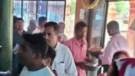लंभुआ: ज्येष्ठ माह के चौथे मंगलवार पर विशेष कार्यक्रम: आज सुबह 10 बजे से कोइरीपुर के हनुमान मंदिर में उमड़ी श्रद्धालुओं की भीड़