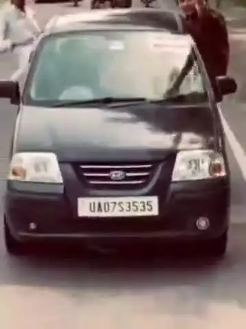 नकुड: शादी समारोह में जा रहे कार सवार युवकों का गंगोह रोड पर स्टंटबाज़ी करते वीडियो सोशल मीडिया पर हुआ वायरल